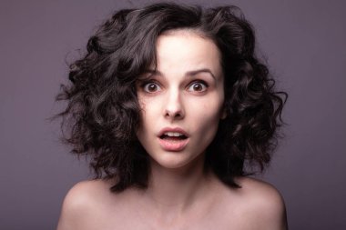 Güzel kıvırcık kız yakın plan portresi