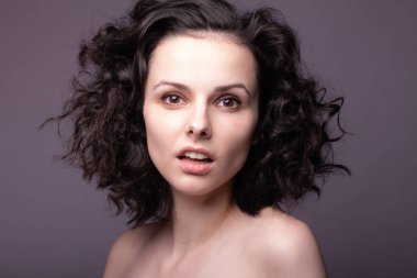 Güzel kıvırcık kız yakın plan portresi