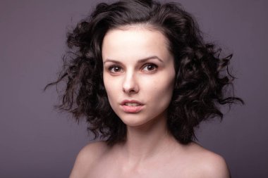 Güzel kıvırcık kız yakın plan portresi