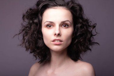 Güzel kıvırcık kız yakın plan portresi