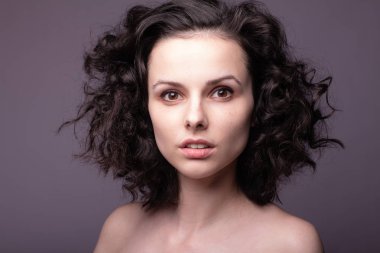 Güzel kıvırcık kız yakın plan portresi