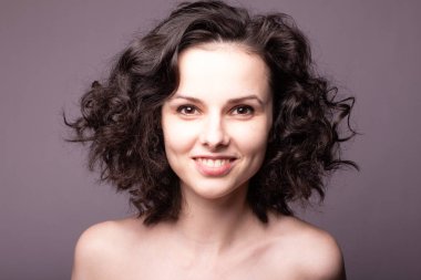 Güzel kıvırcık kız yakın plan portresi