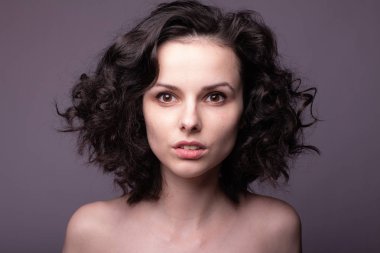 Güzel kıvırcık kız yakın plan portresi