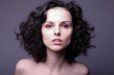 Güzel kıvırcık kız yakın plan portresi