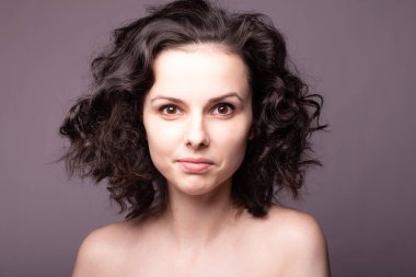 Güzel kıvırcık kız yakın plan portresi