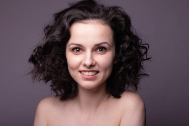 Güzel kıvırcık kız yakın plan portresi