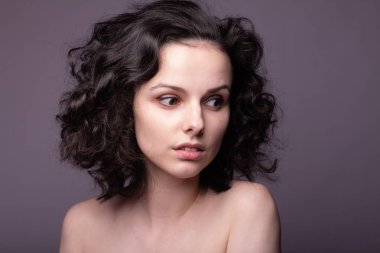 Güzel kıvırcık kız yakın plan portresi