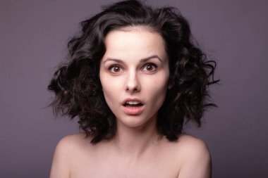 Güzel kıvırcık kız yakın plan portresi