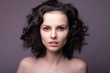 Güzel kıvırcık kız yakın plan portresi