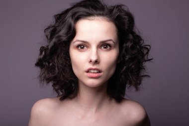 Güzel kıvırcık kız yakın plan portresi