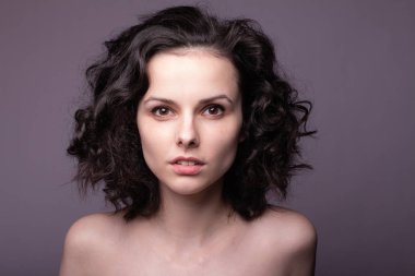 Güzel kıvırcık kız yakın plan portresi