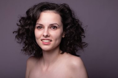 Güzel kıvırcık kız yakın plan portresi