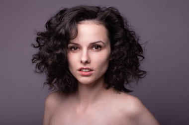 Güzel kıvırcık kız yakın plan portresi