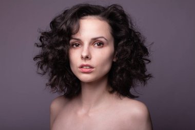 Güzel kıvırcık kız yakın plan portresi