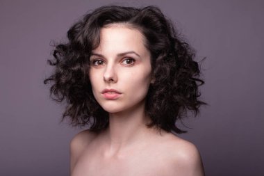 Güzel kıvırcık kız yakın plan portresi