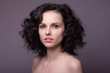 Güzel kıvırcık kız yakın plan portresi