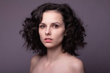 Güzel kıvırcık kız yakın plan portresi