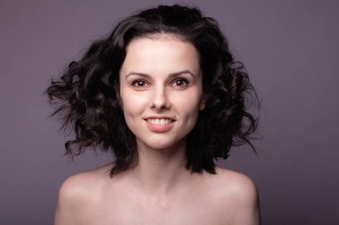 Güzel kıvırcık kız yakın plan portresi