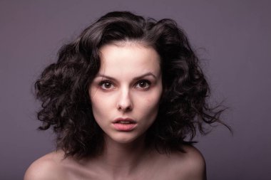 Güzel kıvırcık kız yakın plan portresi