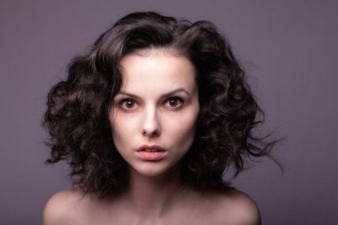 Güzel kıvırcık kız yakın plan portresi