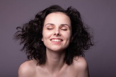 Güzel kıvırcık kız yakın plan portresi