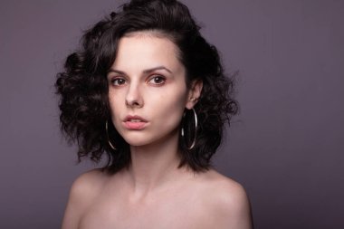 Güzel kıvırcık kız yakın plan portresi