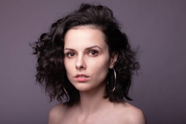 Güzel kıvırcık kız yakın plan portresi