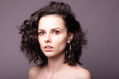 Güzel kıvırcık kız yakın plan portresi