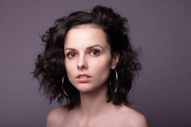 Güzel kıvırcık kız yakın plan portresi