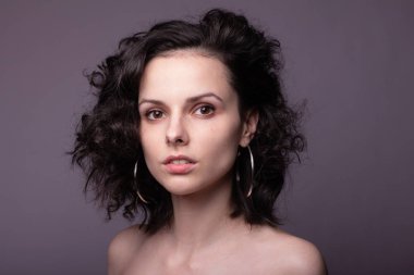 Güzel kıvırcık kız yakın plan portresi