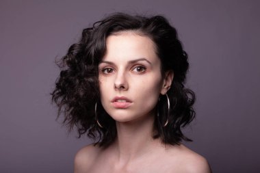 Güzel kıvırcık kız yakın plan portresi