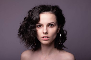 Güzel kıvırcık kız yakın plan portresi