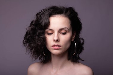 Güzel kıvırcık kız yakın plan portresi