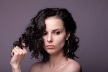 Güzel kıvırcık kız yakın plan portresi