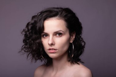 Güzel kıvırcık kız yakın plan portresi