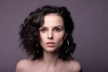 Güzel kıvırcık kız yakın plan portresi