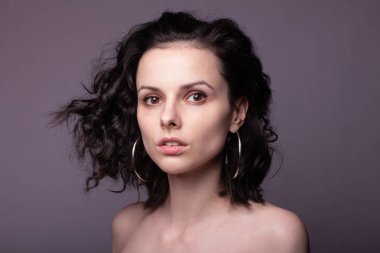 Güzel kıvırcık kız yakın plan portresi