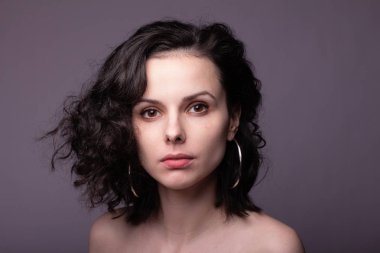 Güzel kıvırcık kız yakın plan portresi