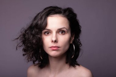 Güzel kıvırcık kız yakın plan portresi