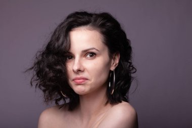 Güzel kıvırcık kız yakın plan portresi