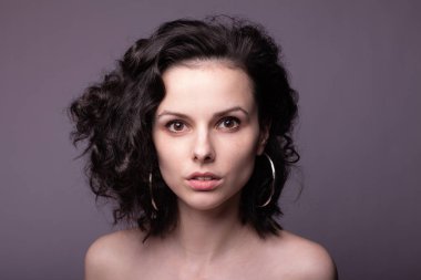 Güzel kıvırcık kız yakın plan portresi