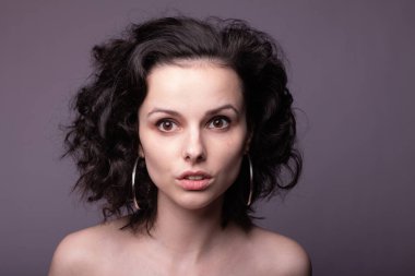 Güzel kıvırcık kız yakın plan portresi