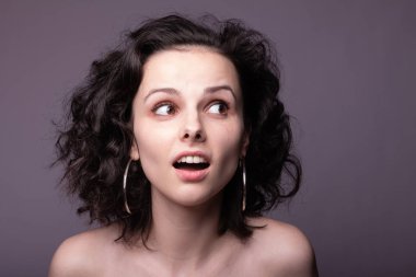 Güzel kıvırcık kız yakın plan portresi