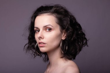 Güzel kıvırcık kız yakın plan portresi