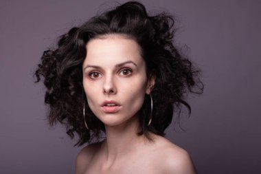 Güzel kıvırcık kız yakın plan portresi