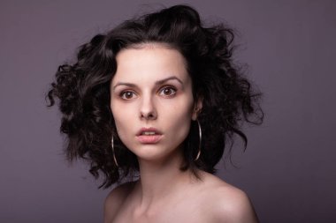 Güzel kıvırcık kız yakın plan portresi