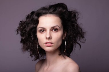 Güzel kıvırcık kız yakın plan portresi