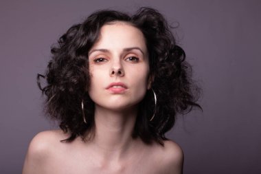 Güzel kıvırcık kız yakın plan portresi