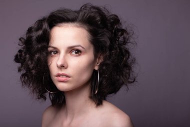 Güzel kıvırcık kız yakın plan portresi