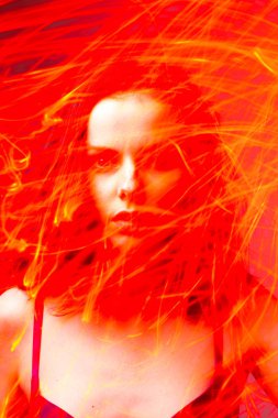 Çelenk portresi olan güzel kıvırcık kız.